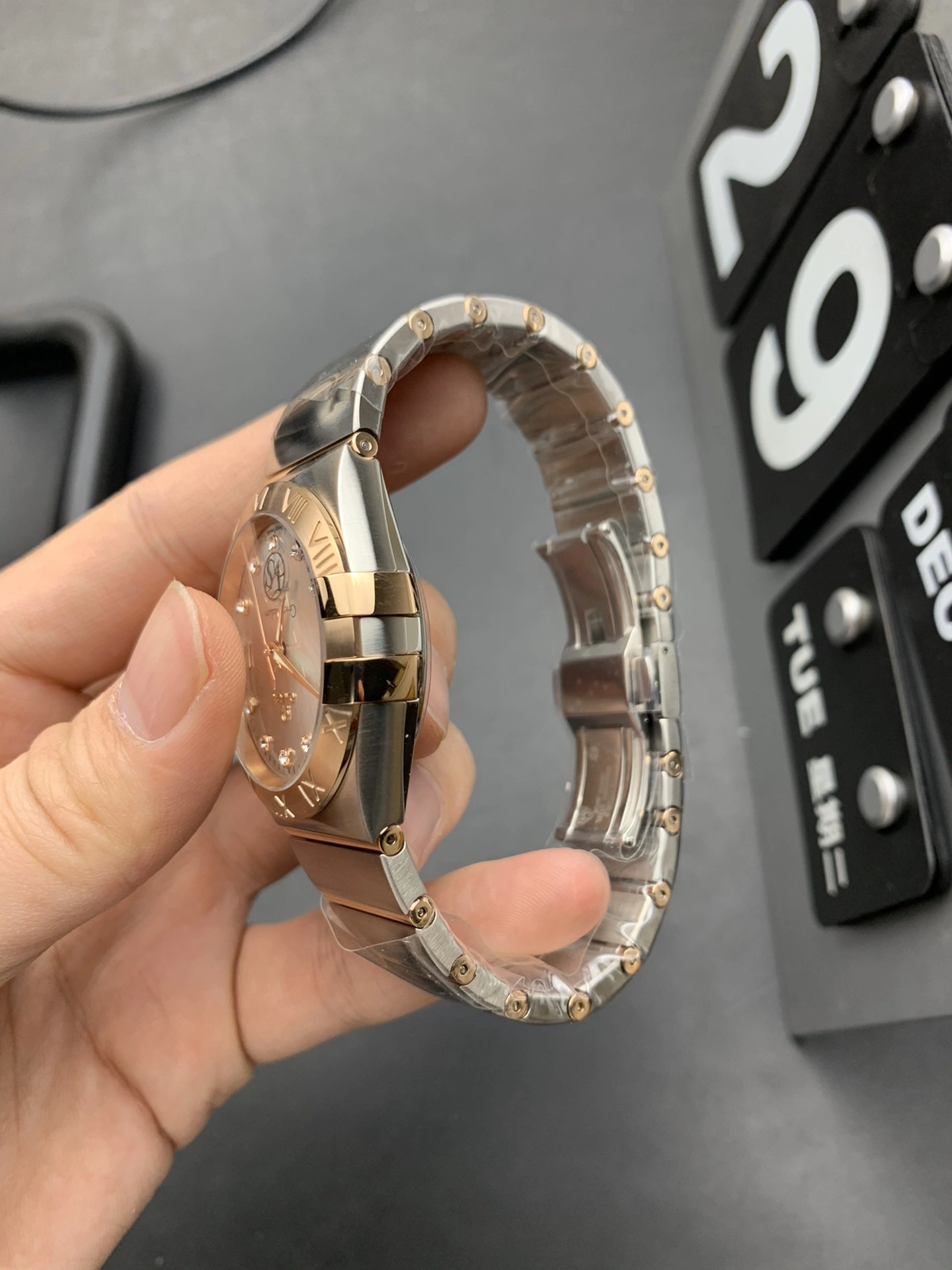 DailyWear CBD Factory Omega Constellation 38mm Two-Tone Rose Gold Diamond Dial (123.20.38.21.52.001) 1:1 Super Clone – DD8500 Movement 305